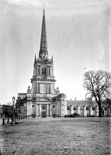  Cathédrale.Luçon, Vendée, France.Henri Chaine