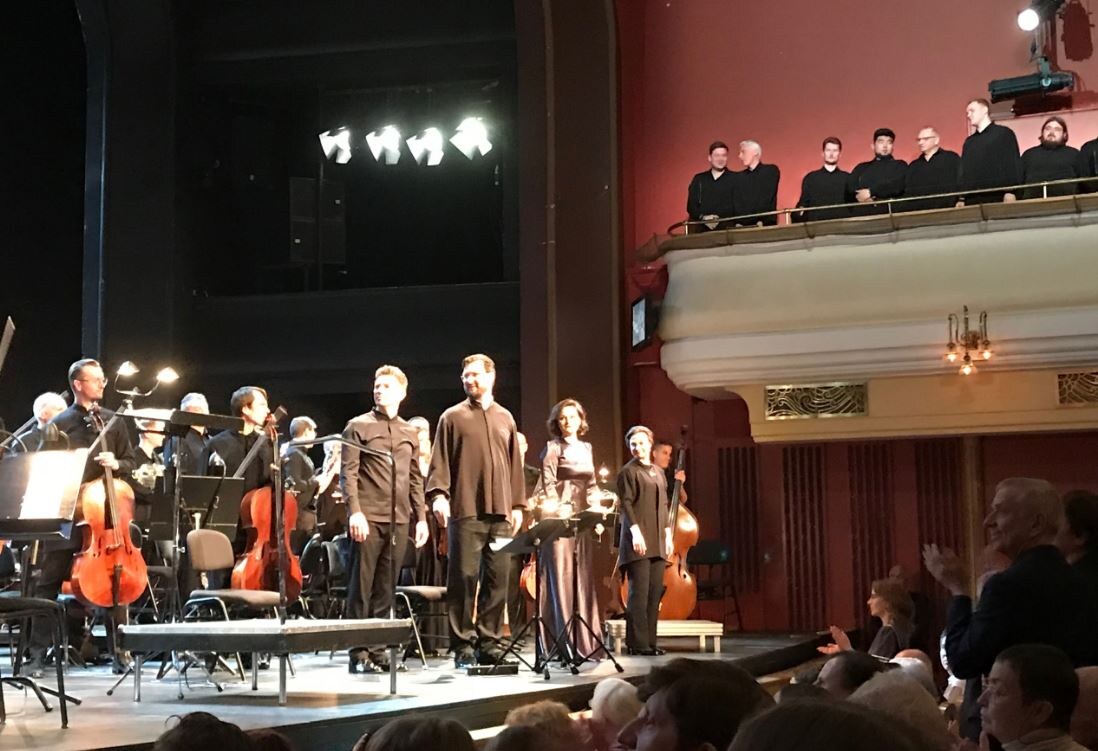 Солисты, хор и оркестр театра после исполнения Военного реквиема Бриттена 10 мая 2025 года. "Новая Опера". Фотография из моего архива