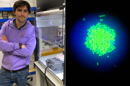 Слева: доктор Люк Кокс с текущим прототипом устройства, а справа: микроскопическая фотография кластера микрочастиц, собранных с использованием управления акустическим импульсом.