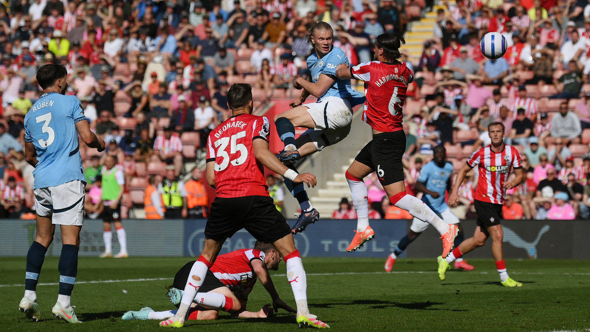    Нападающий «Манчестер Сити» Эрлин Холанн бьет по воротам «Саутгемптона». Reuters