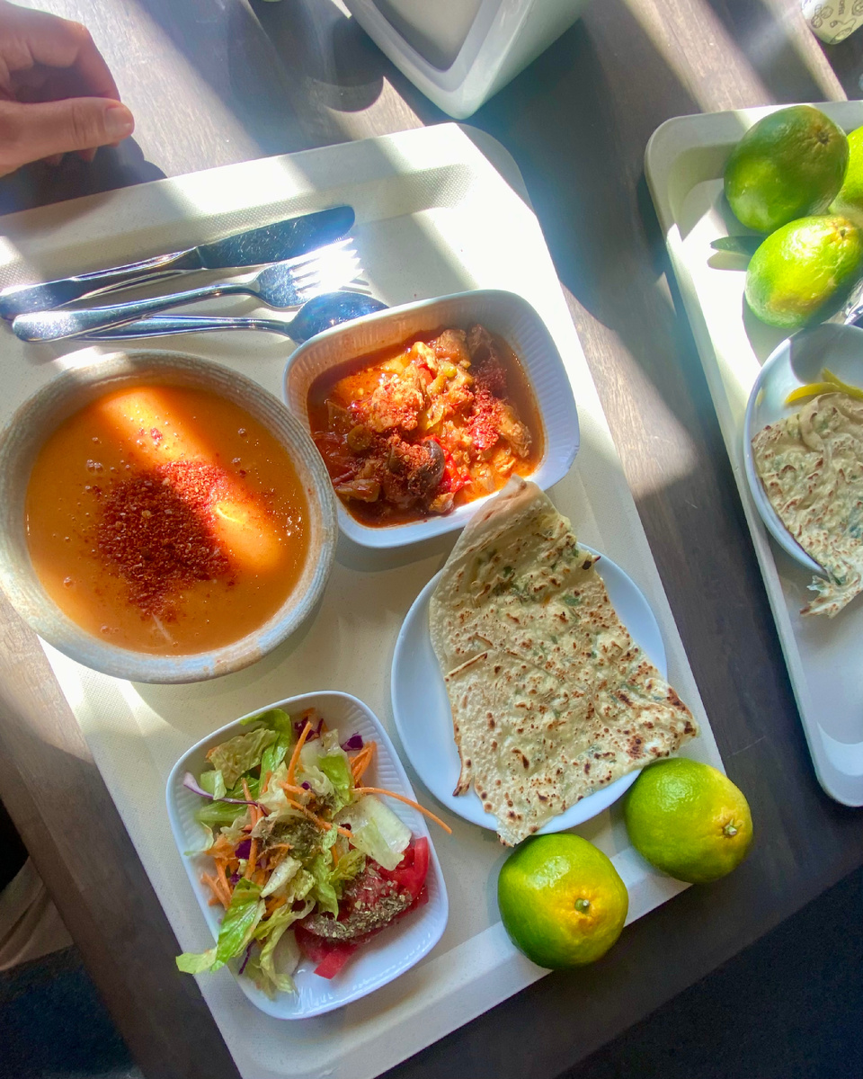 Итак, обед, база: томатный суп с сыром, овощное рагу с микро кусочками мяса, салат из свежих овощей миксуй какие захочешь, гезлеме - лепешка с зеленью и картошкой, и конечно же фрукты на десерт. 