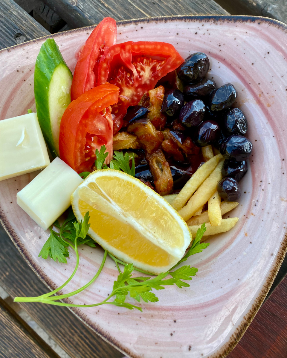 Тарелка завтрака: картошка фри, баклажаны, оливки, свежие овощи, сыр, зеленушка и конечно же лимон. Что предложили в столовой, то и взяла. 