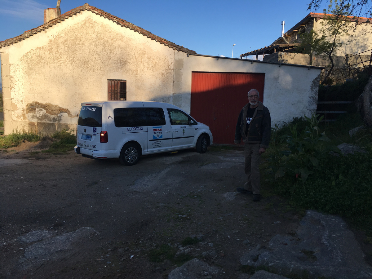 Последние минуты, и такси увезет нашего постояльца к Португальской границе