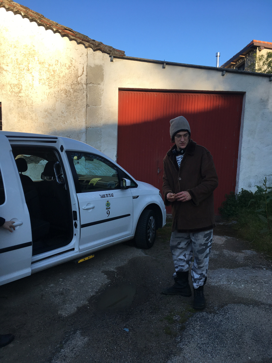 Все, садится в такси