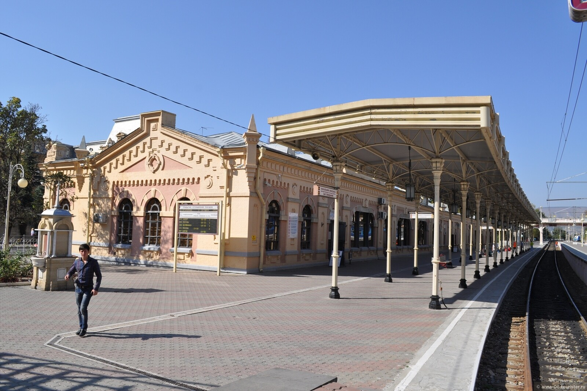 Кисловодский вокзал. Фото с сайта https://www.tourister.ru/responses/id_11228