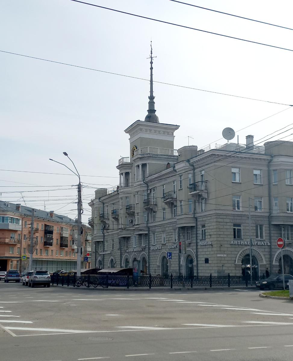 Дом со шпилем