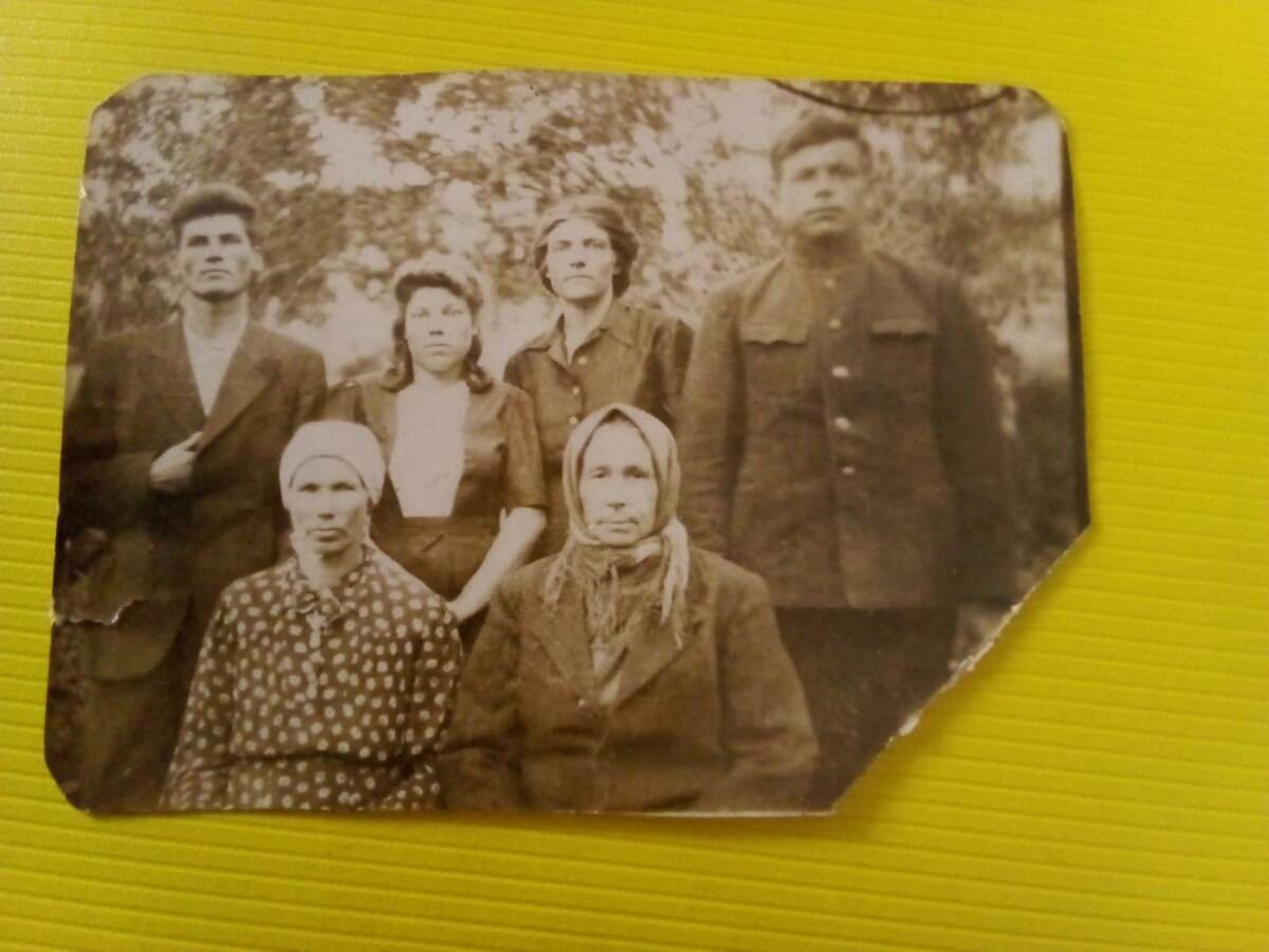 1948 год. Отец справа. Распухшая щека -отек после ранения в голову под Сталинградом еще в 1942г. В 1949 году они с мамой поженятся. Слева его двоюродный брат Петр, молодой, но уже отвоеваший в Норвегии. Петр -профессиональный военный. Справа бабушка Аксинья, слева ее сестра Анна и две дочери Анны: Тамара и Августа.