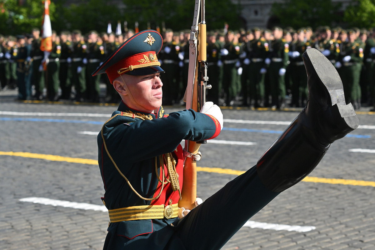 Военнослужащий 154-го отдельного комендантского Преображенского полка на Красной площади в Москве перед началом военного парада, посвященного 80-летию Победы в Великой Отечественной войне, 09 мая 2025 года    📷