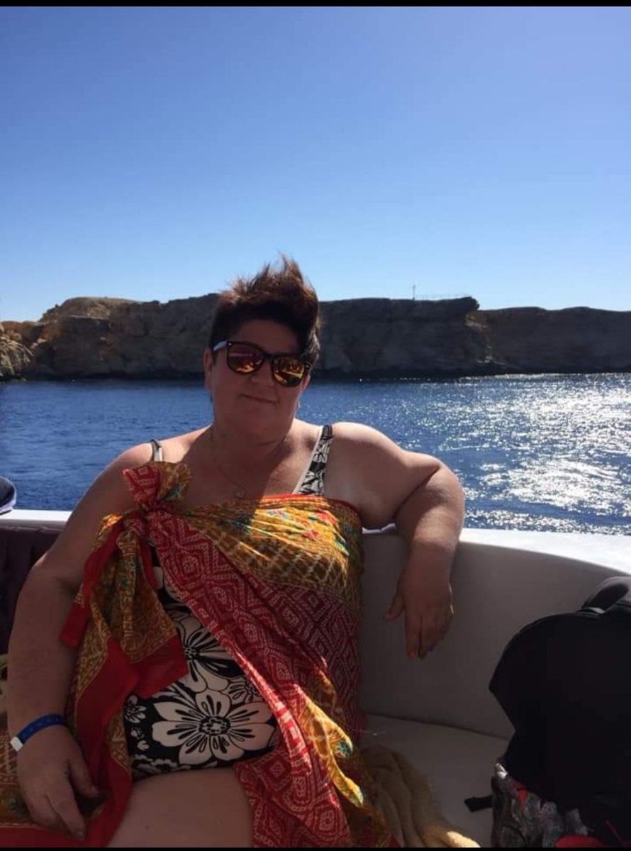 Когда говорят “она похудела на 60 килограммов”, звучит как магия. Как будто проснулась — и всё само ушло.
Но правда — совсем другая.
