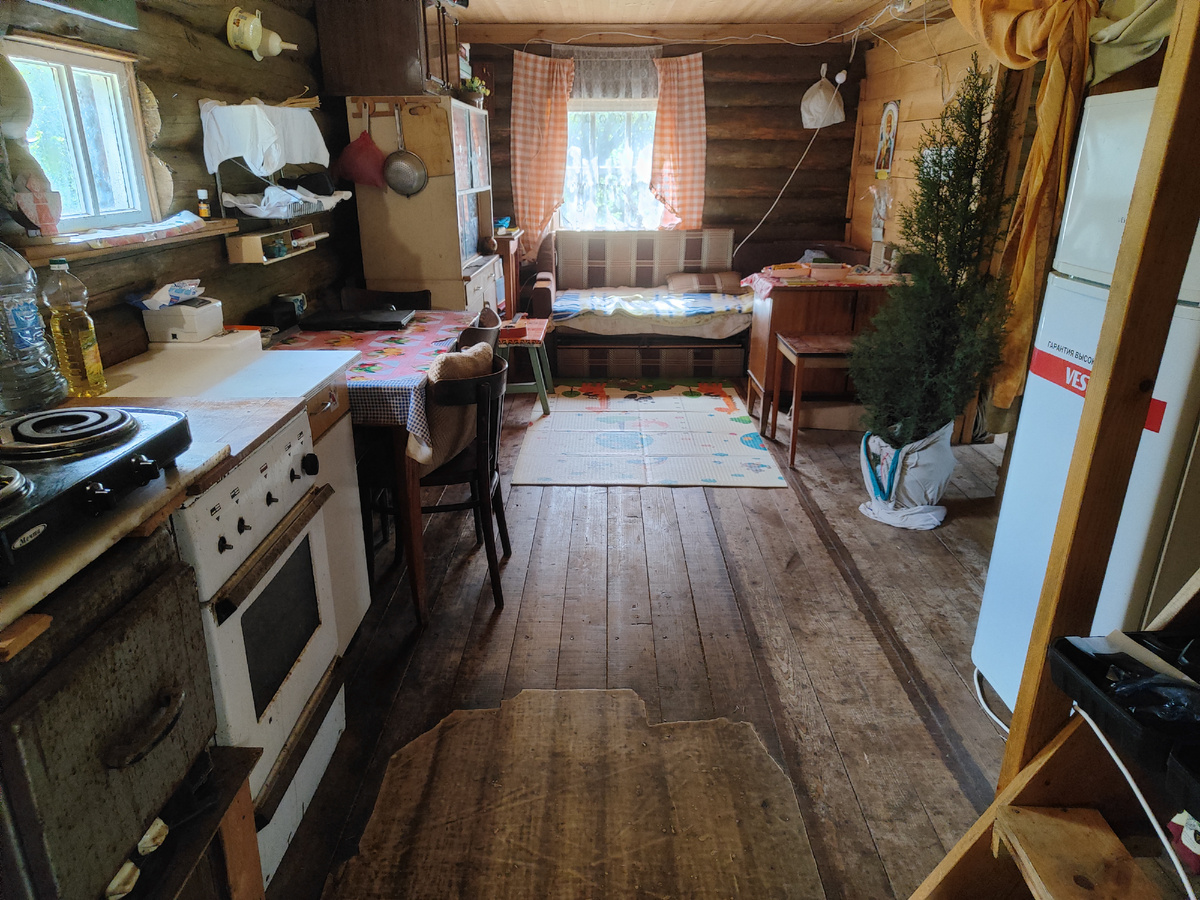 Наша простая дача дедушки и бабушки , зал совмещенный с кухней