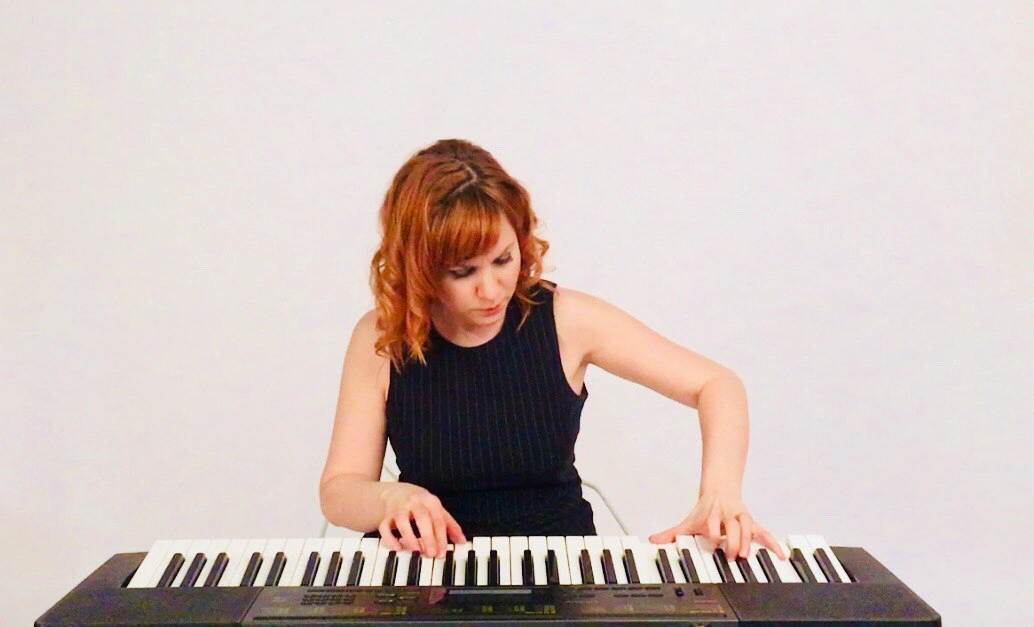 Оксана Сенчина в работе - пишет свою новую песню 