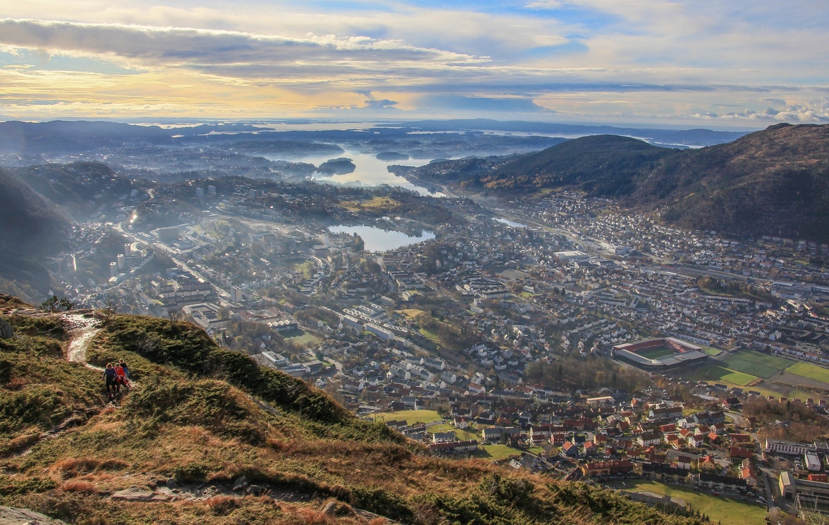 Берген расположен на западе Норвегии, на берегу Северного моря. Берег изрезан несколькими фьордами