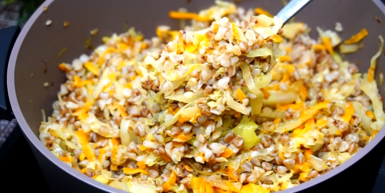 Гречневая каша с капустой: в моей семье ее съедают за раз