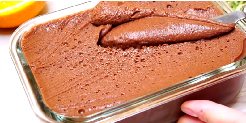 Творог у меня не залеживается... На завтрак готовлю шоколадный плавленый сыр, по вкусу напоминает шоколадную пасту