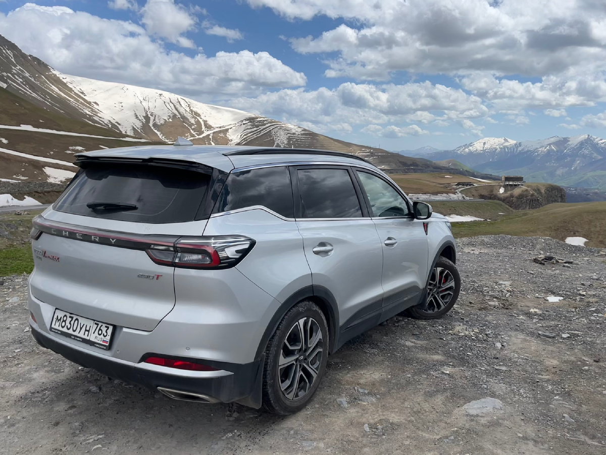 Фото автора канала. На подъезде к арке есть площадка, где можно остановиться и полюбоваться видами на горы и ущелье.