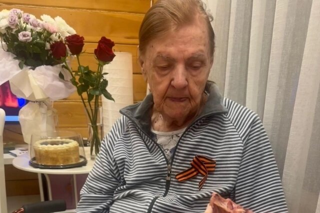    Таисию Трофимовну подарок от минсельхоза удивил, но не обрадовал. Фото: Антон Жондоров — аккаунт ВКонтакте