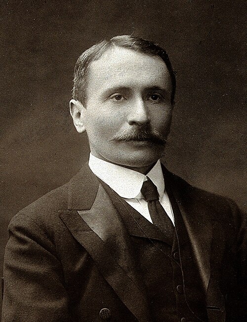 Сэр Марк Аурель Стейн (26 ноября 1862 — 26 октября 1943) — венгерский путешественник и этнограф, который — наряду со Свеном Гедином и П. К. Козловым — в XX веке внёс наибольший вклад в исследование Восточного Туркестана. Его основные труды — «Древний Хотан» (тт. 1—2, 1907), «Сериндия» (тт. 1—5, 1921), «Внутренняя Азия» (тт. 1—4, 1928)