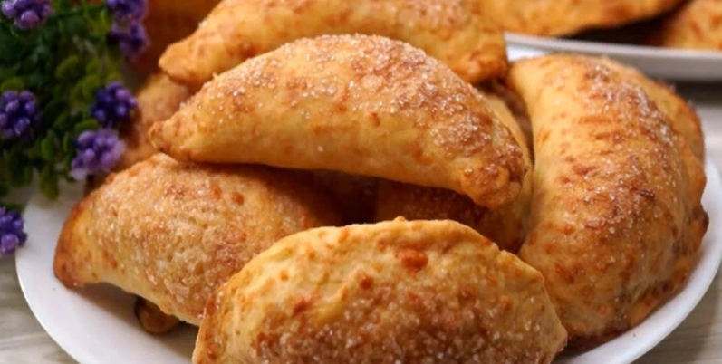 Готовлю уже 3 дня подряд Пирожки из Чудо-теста. На вкус "Особенное"👉 не сладкое и не соленое, похоже на песочное, но не песочное.