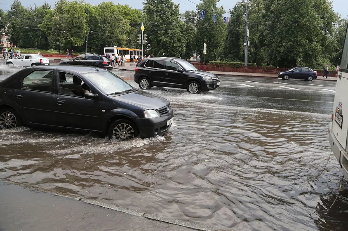    В Нижнем Новгороде из-за ливней затопило дороги и сошел селевой поток