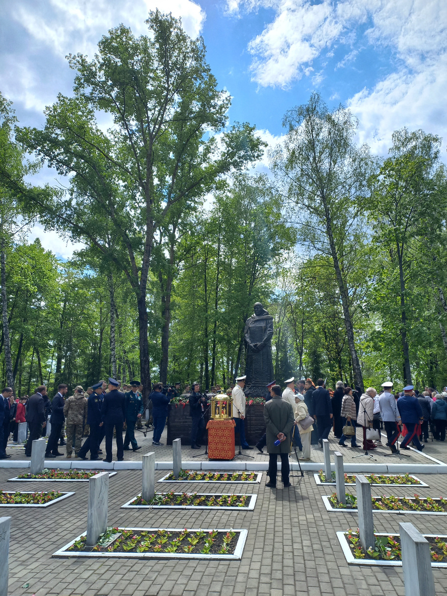 Вот на эти плиты,надгробия клали конфеты и печенье.Фото автора