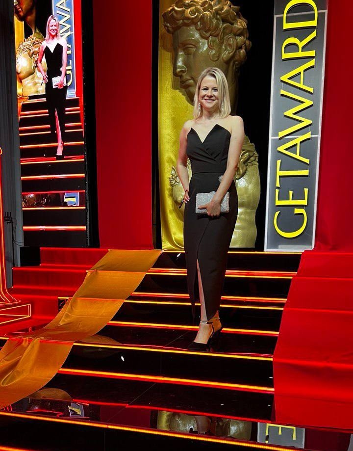 📖 История будет от первого лица 

🖐️Меня зовут Елена, сейчас я счастливая женщина и мама, занимаюсь продюсированием уже более 5 лет. За спиной 20 лет отношений/брака, развод. Двое детей, собака и незнание и непонимание, как жить дальше. Четыре года принятия себя. Я была из тех кто говорит, мне никто не нужен, мне и одной хорошо. 

🤑 Четыре года я работала 24/7 развивая экспертов, онлайн-школы. Был опыт продвижения себя как эксперта и я обучала продюсеров. Было все: и радость побед и выгорание.   

Много обучений и личностных проработок, познания себя (астрология, нумерология, таро), чего только не было;) 
Я следовала рекомендациям психологов, чтобы полюбить себя (небольшое отступление: не помогло 😅😄😄)
✨Потихоньку я начала оживать и выходить на проф мероприятия
 
На одном из  таких  мероприятий я познакомилась с Анастасией,
и считаю, что благодаря ей и случились все мои изменения в жизни к лучшему. 

✨В какой-то момент я решила пройти ее практику на деньги, и, как вы понимаете, т.к. мне не нужны были отношения, то все мои мысли были постоянно о деньгах. 

❗️Настя предупредила, что побочный эффект от этой практики женские оргазмы😄😄😄 Я подумала ну ок, мне это не грозит, а вот деньги это хорошо).
Я слушала ее практику и, действительно, за следующие 2 месяца реализовала несколько проектов, можно сказать вот он результат. Да результат был) 
Но и “побочный эффект” не заставил себя ждать😅😅😅
❤️ Я зарегистрировалась на сайте знакомств и пообщалась более чем с 200 ми мужчинами (онлайн😄😉), но это отдельная история, возможно я даже запишу урок для женщин по общению на сайтах знакомств и общению с мужчинами😊, но это будет другая история.
А сейчас хочу сказать, что благодаря Насте и ее практике я вернула свою женственность и сексуальность
. 

До практики в период после развода у меня было ощущение “невидимки”, моя погруженность в себя и закрытость от мира делали меня незаметной для мужчин. После практики, на меня стали оборачиваться почти все мужчины в радиусе видим