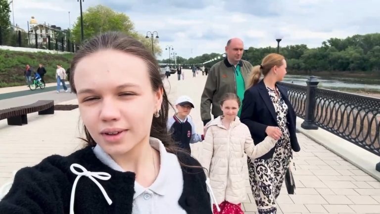    Евгений Солнцев прошёлся с семьёй по набережной Мария Чалкина