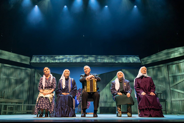    Бибисара (Рузия Мотыгуллина), Хафаса (Фирая Акберова), Сафура (Алсу Гайнуллина), Шафига (Зульфия Зарипова) — односельчанки и сверстницы, почти каждая из них потеряла сыновей на этой войне, хотя и их посмертная судьба была разной, да и сами матери по-разному продолжают переживать главную трагедию в жизни.   
Фото: Фаат Гарифуллин