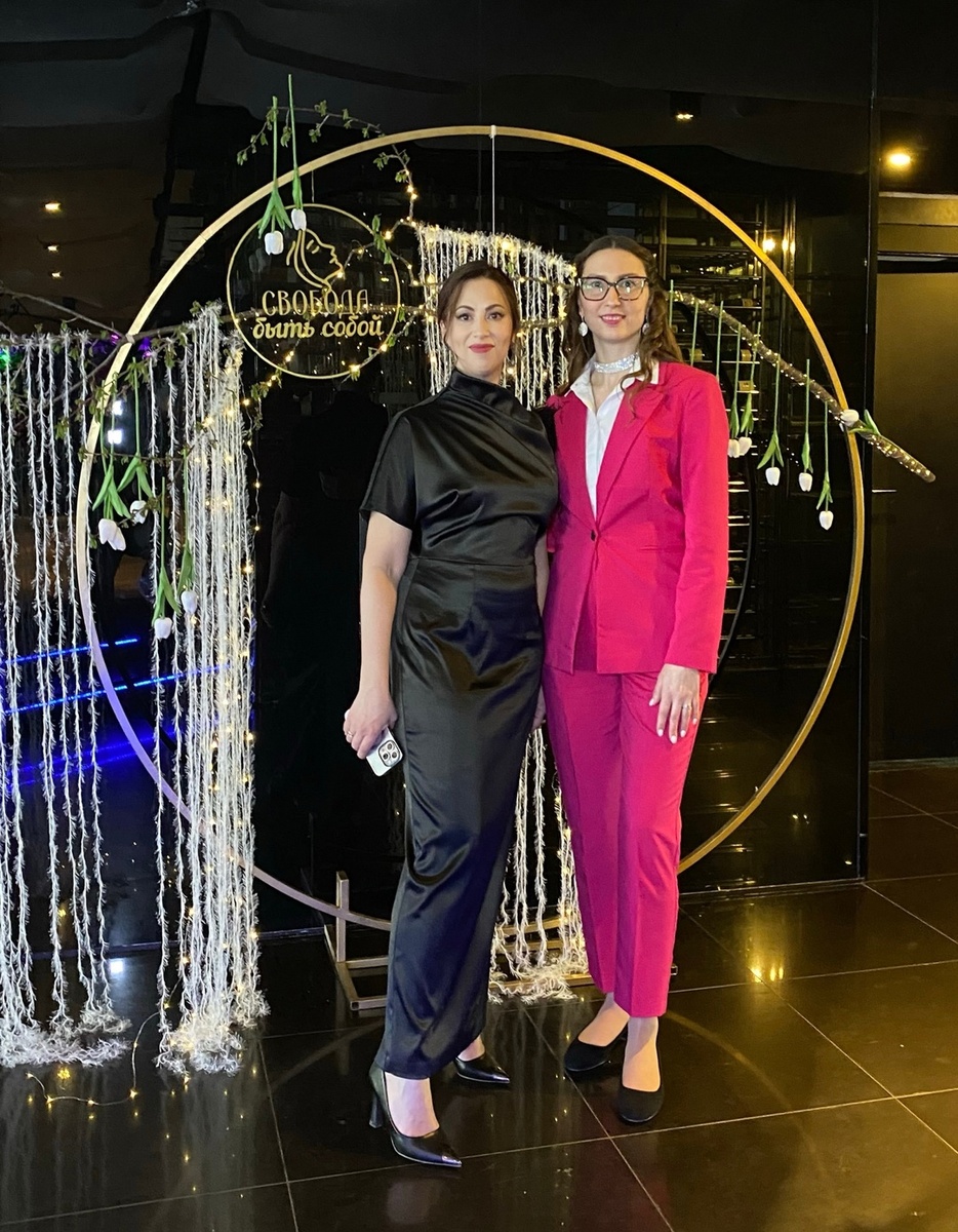 Я (в розовом костюме) вместе с коллегой-психологом Евгенией Поповой https://t.me/VerniSebeSeba . Фото Арины Кучеровой: https://vk.com/arinakucherova_photo