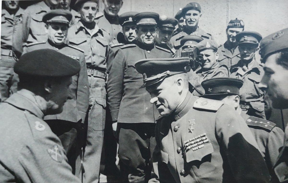 Маршал Рокоссовский и фельдмаршал Монтгомери - рукопожатие союзников: фото из архива семьи Рокоссовских.