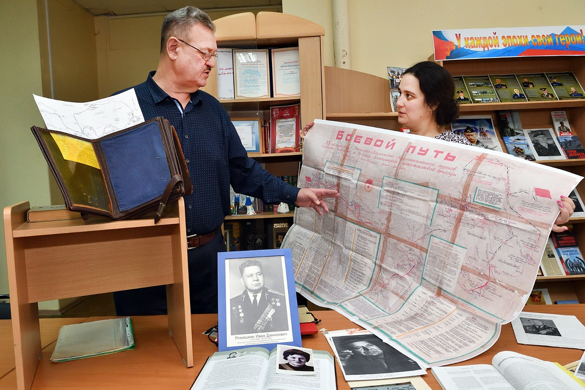 Бригада Ивана Ромашкина прошла с боями от Славянска до Берлина, рассказывают библиограф Андрей Янкин и ведущий библиотекарь Айсылу Муталлапова. Фото: Альберт ЗАГИРОВ