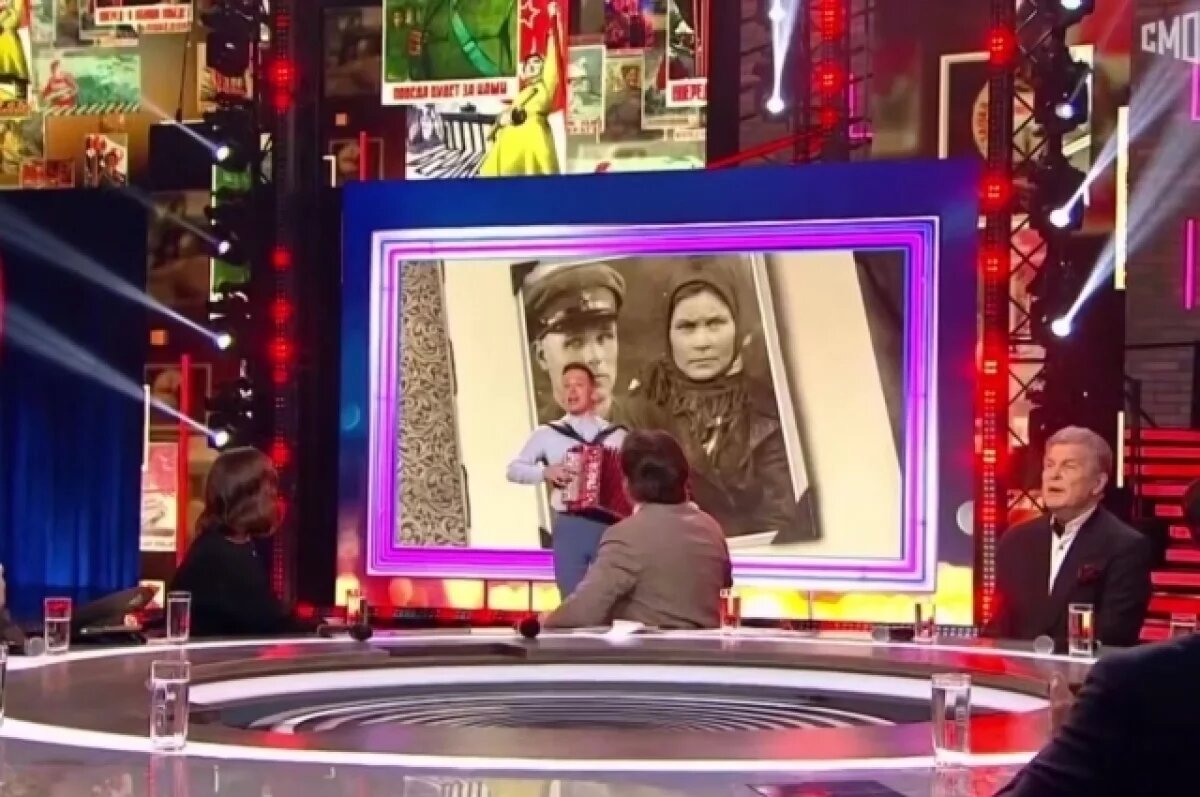    Гармонисту подпевала вся студия.