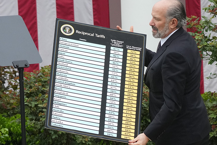    «Прошло более месяца с момента обнародования всей широкой сетки пошлин — и стоит посмотреть, к чему это привело».   
Фото: © Chris Kleponis — CNP / Consolidated News Photos / www.globallookpress.com