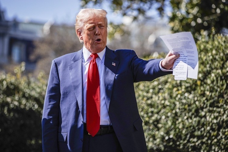    «Принятые Дональдом Трампом решения привели к увеличению дефицита торгового баланса США до рекордных 140,5 миллиарда долларов».   
Фото: © Chris Kleponis — CNP / Consolidated News Photos / www.globallookpress.com