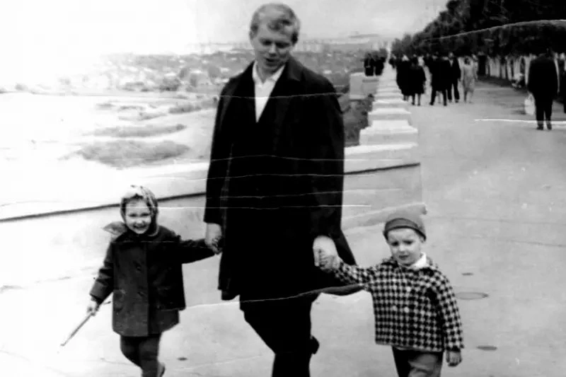 Вадим Бакатин в молодости с детьми. Источник: «Федерал пресс»