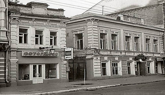 Дом и бывшая каменная лавочка. Фото 1980-хгодов(?)