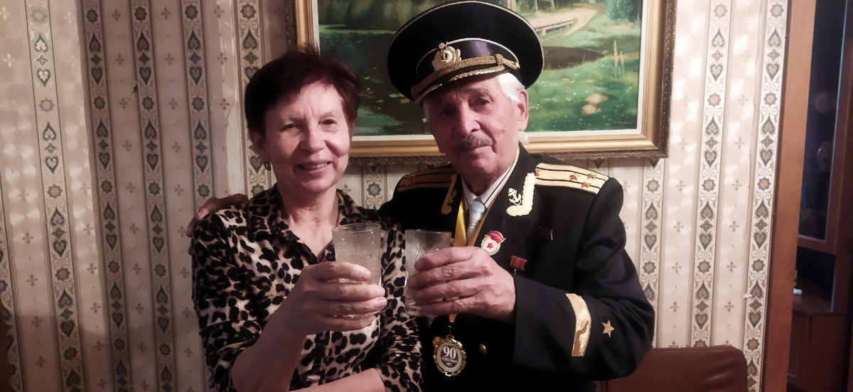 Автор со своим легендарным дядей с бокалом шампанского