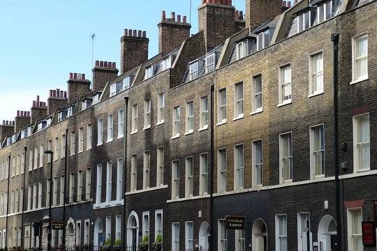    Мигранты сделали британского отельера миллиардером