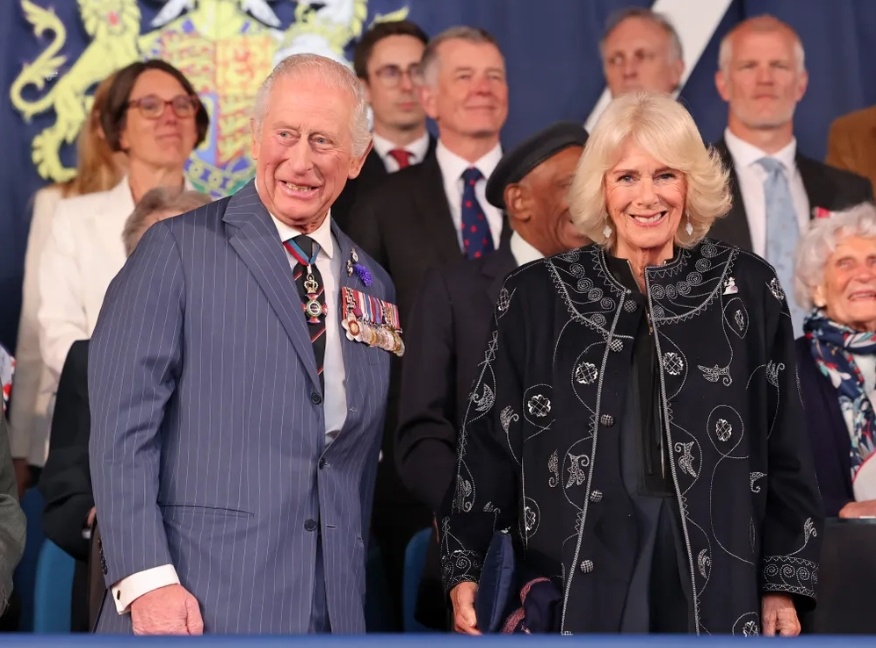 Королева одолжила у короля Чарльза традиционное саудовское пальто для концерта.