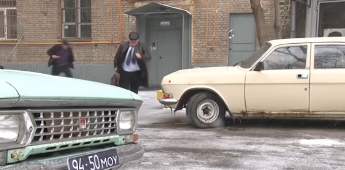 Директор овощной базы вышел из подъезда и сразу бросился бежать. 