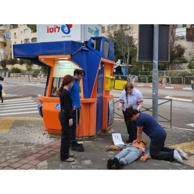 ДЕФИБРИЛЛЯТОРЫ БУДУТ УСТАНАВЛИВАТЬСЯ НА УЛИЦАХ, В ПАРКАХ И ЛЮДНЫХ ОБЩЕСТВЕННЫХ МЕСТАХ для обеспечения нового уровня медицинской поддержки. Соучредитель и председатель попечительского Совета фонда HENAR Арман Воскерчян сказал, что на данный момент установлено 20 дефибрилляторов, к ним в течение ближайших двух недель прибавится еще 30.