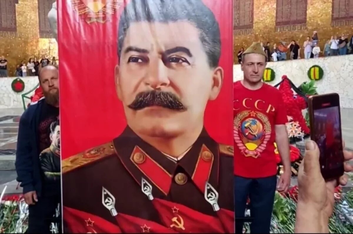    Волгоградцы на «ура» приняли портрет Сталина в Пантеоне славы – видео