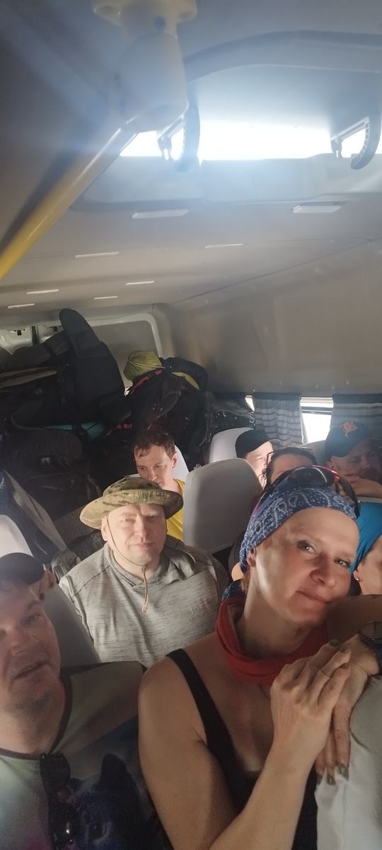 В тесноте да не в обиде. Пока еще радостные и не догадывающиеся, что нас ожидает. 