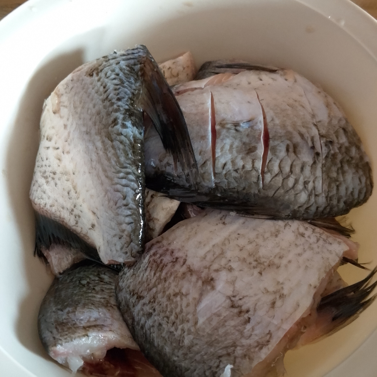 Рыбу почистила и приготовила к жарке