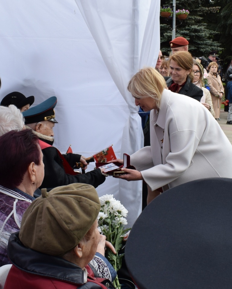 От имени и по поручению губернатора Московской области Воробьева Андрея Юрьевича Нагорная Мария Николаевна  вручает награду Багаеву Николаю Николаевичу.
