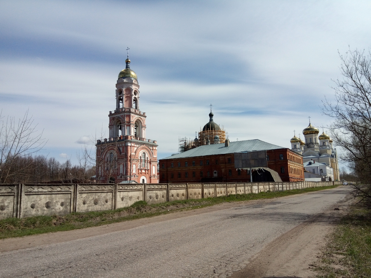Вид на Казанский монастырь со стороны въезда в город. Сейчас собор уже отреставрирован