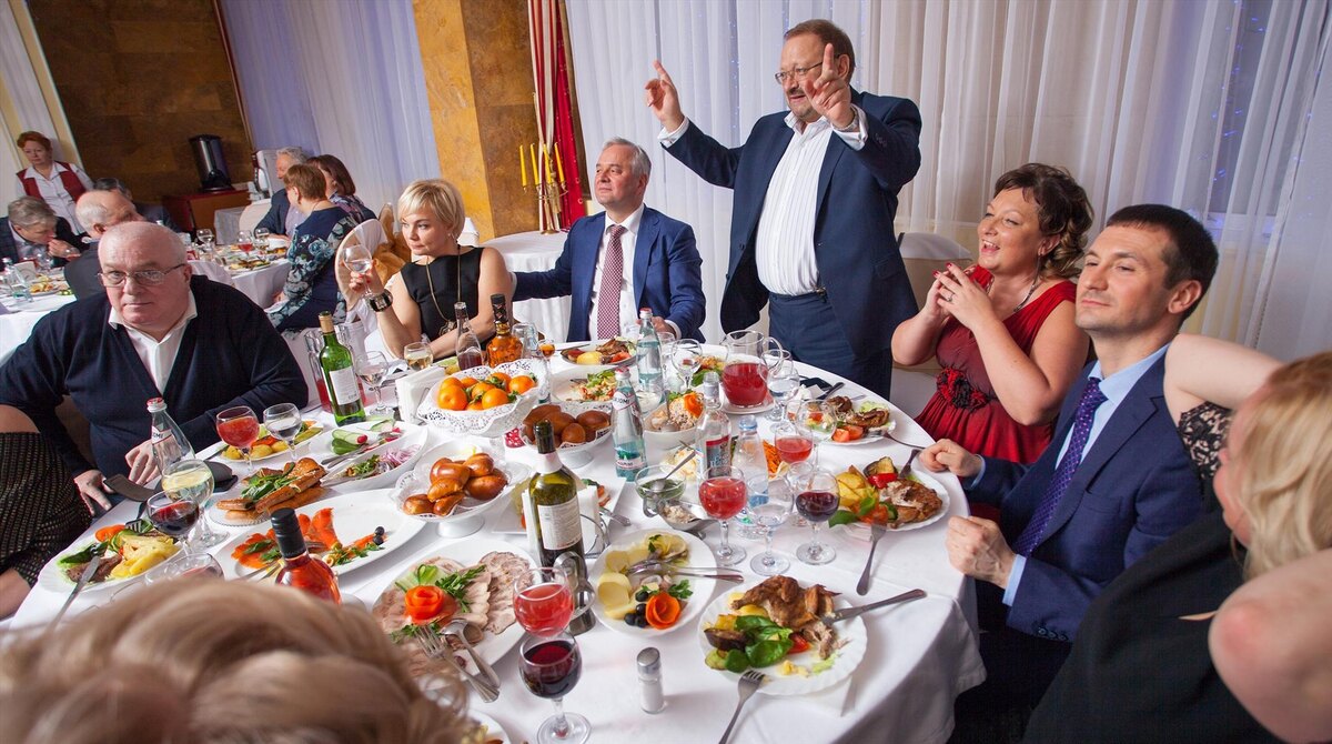 Застолье - одна из причин ожирений. Любим вкусно покушать!