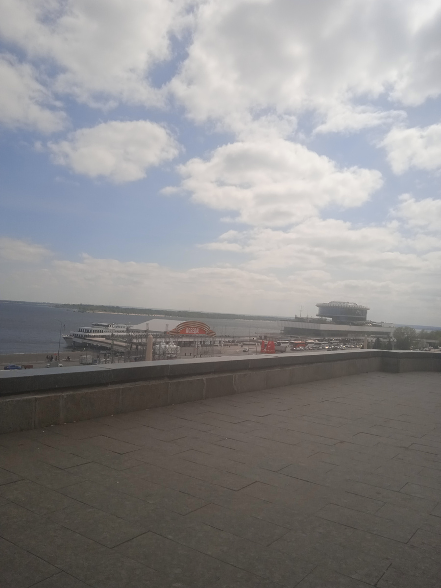 Смотровая площадка с видом на Волгу и речпорт. 