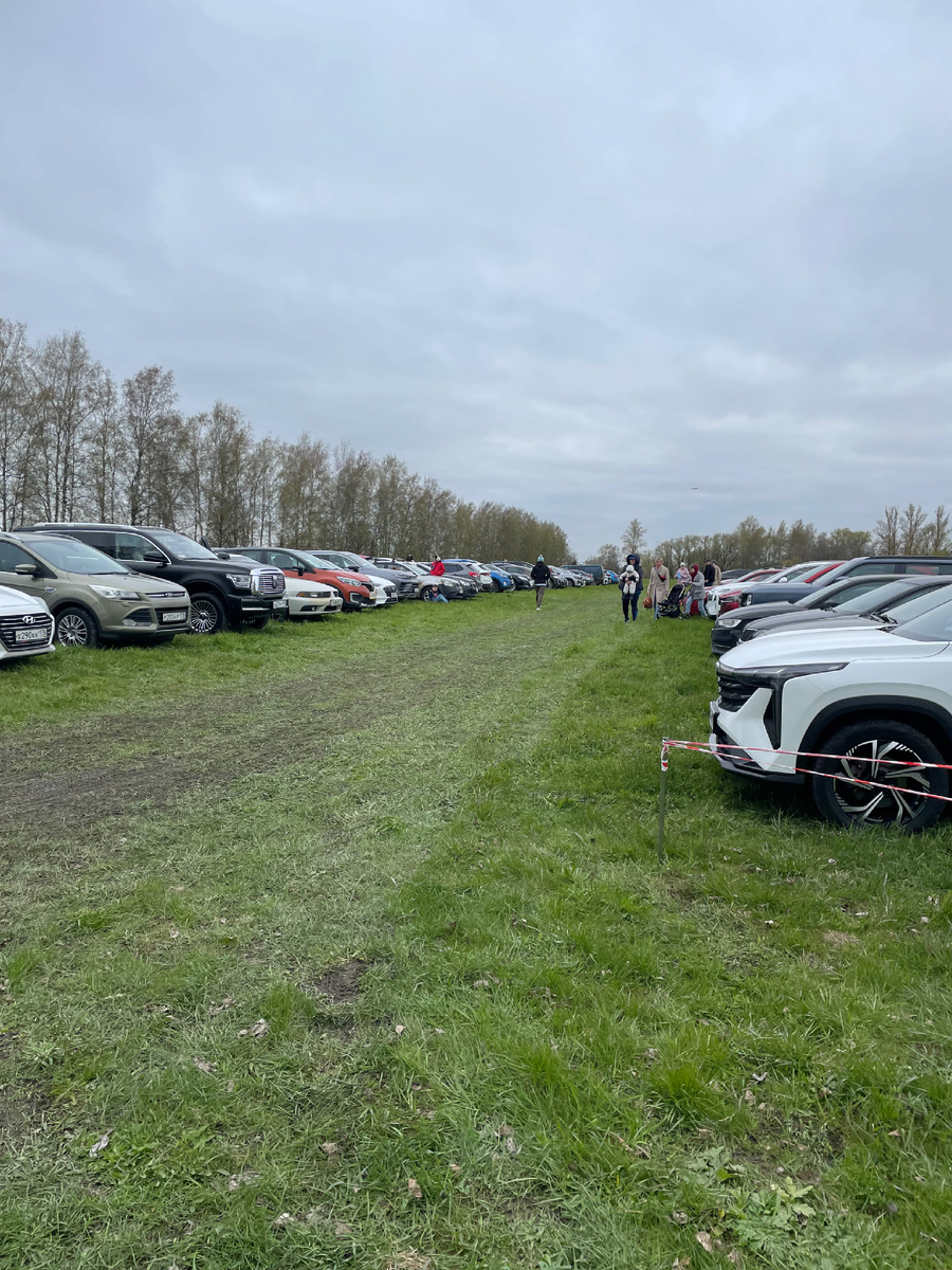 Стоянку для машин участников устроили прямо в поле 