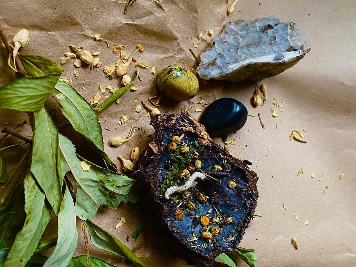 черная земляная свеча.