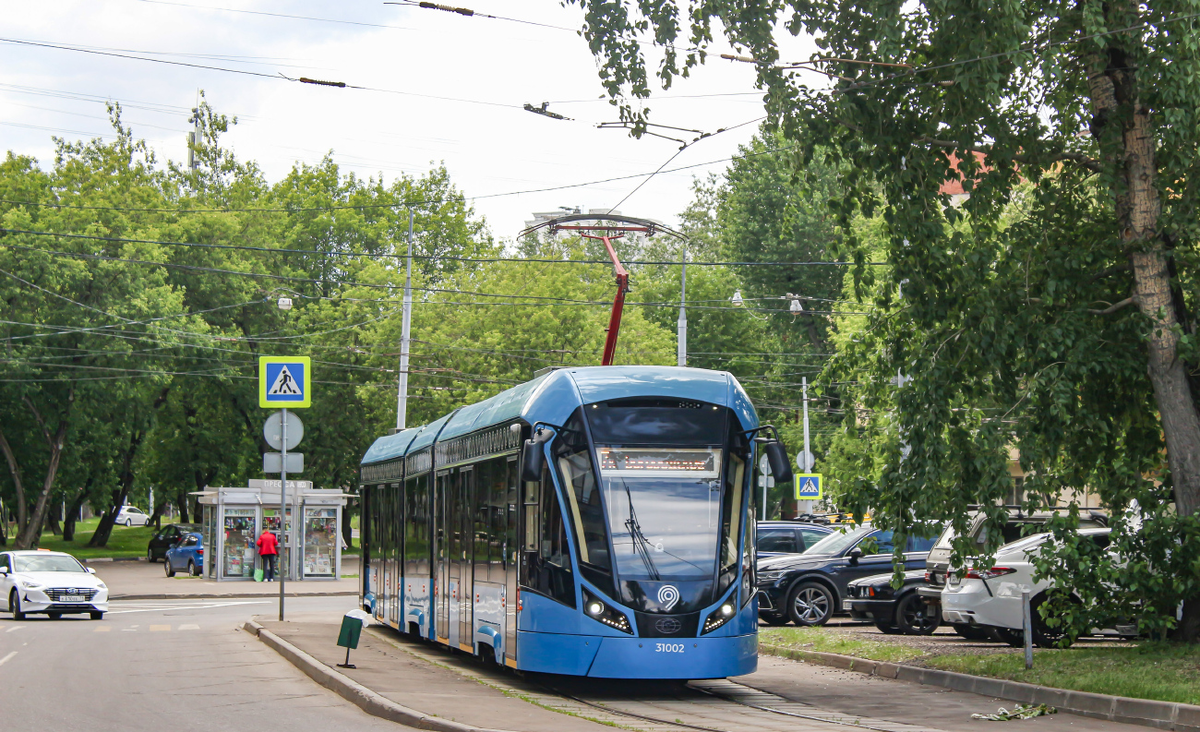 Модель 71-931М «Витязь-М» — трёхсекционный низкопольный трамвай с автономным ходом до 1,5 км. Оснащен современными системами кондиционирования, USB-зарядками